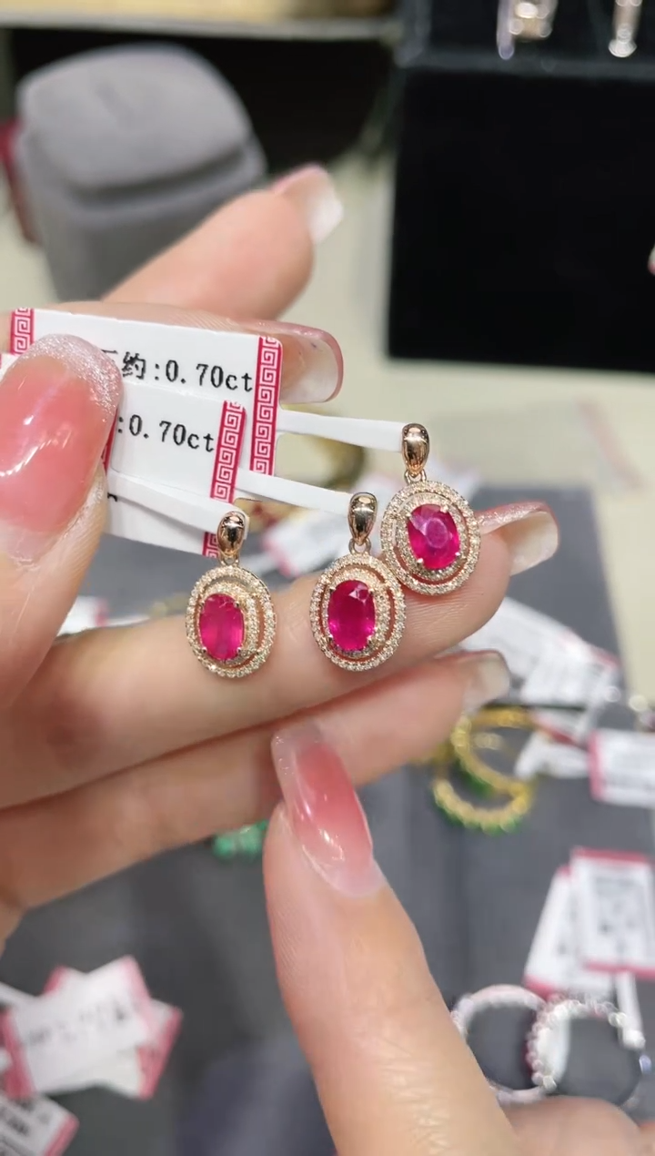 【闪购商品】红宝石吊坠18K金镶嵌多样性发其一