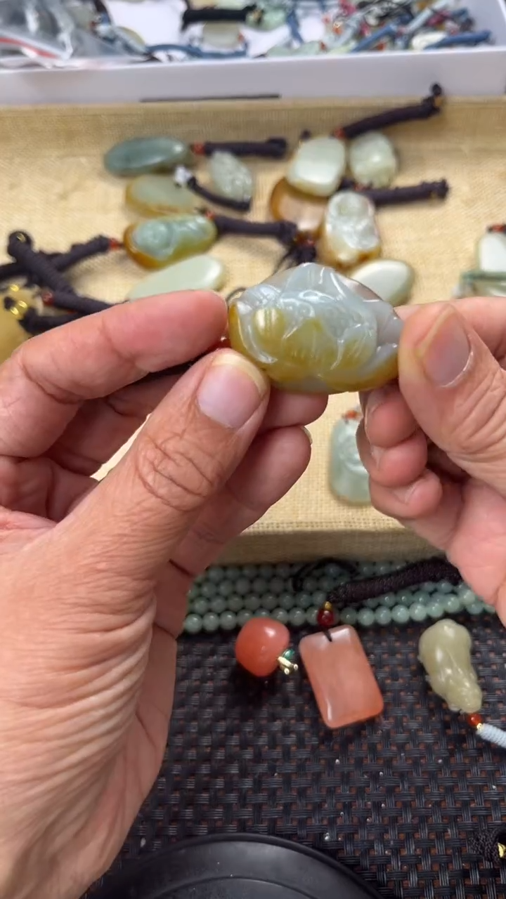 【闪购商品】和田玉颈饰未镶嵌多样性发货没有证书拍一发一有瑕