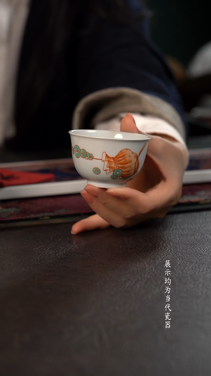 云霞珍藏古彩钱多多主人杯