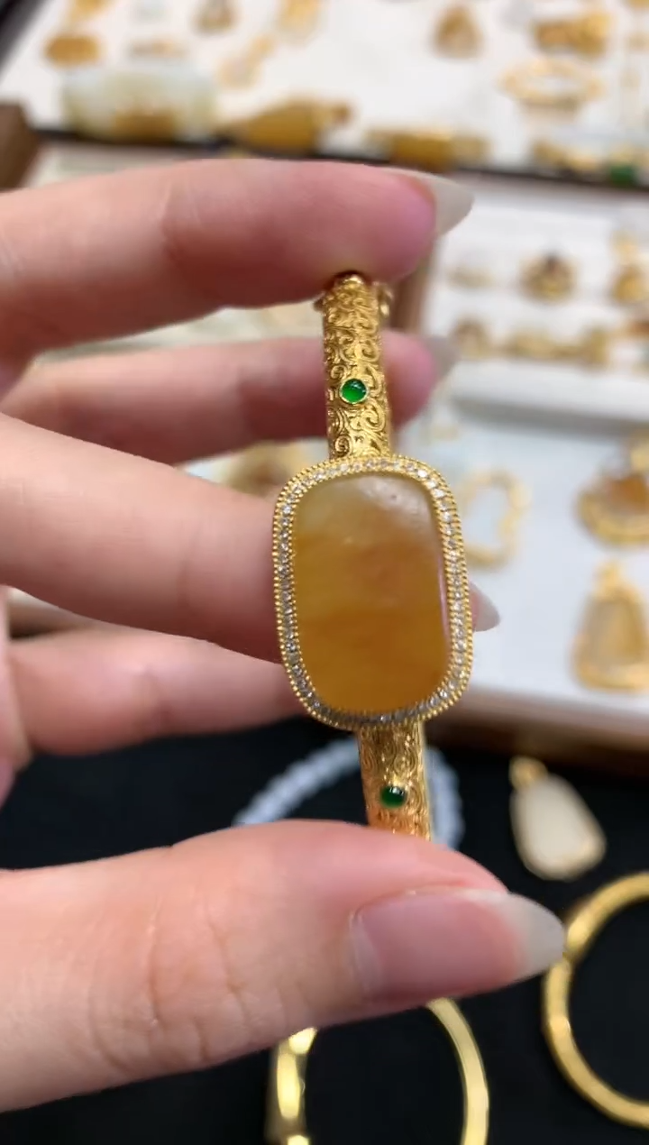 【闪购商品】和田玉手镯18K金镶嵌W696|19800