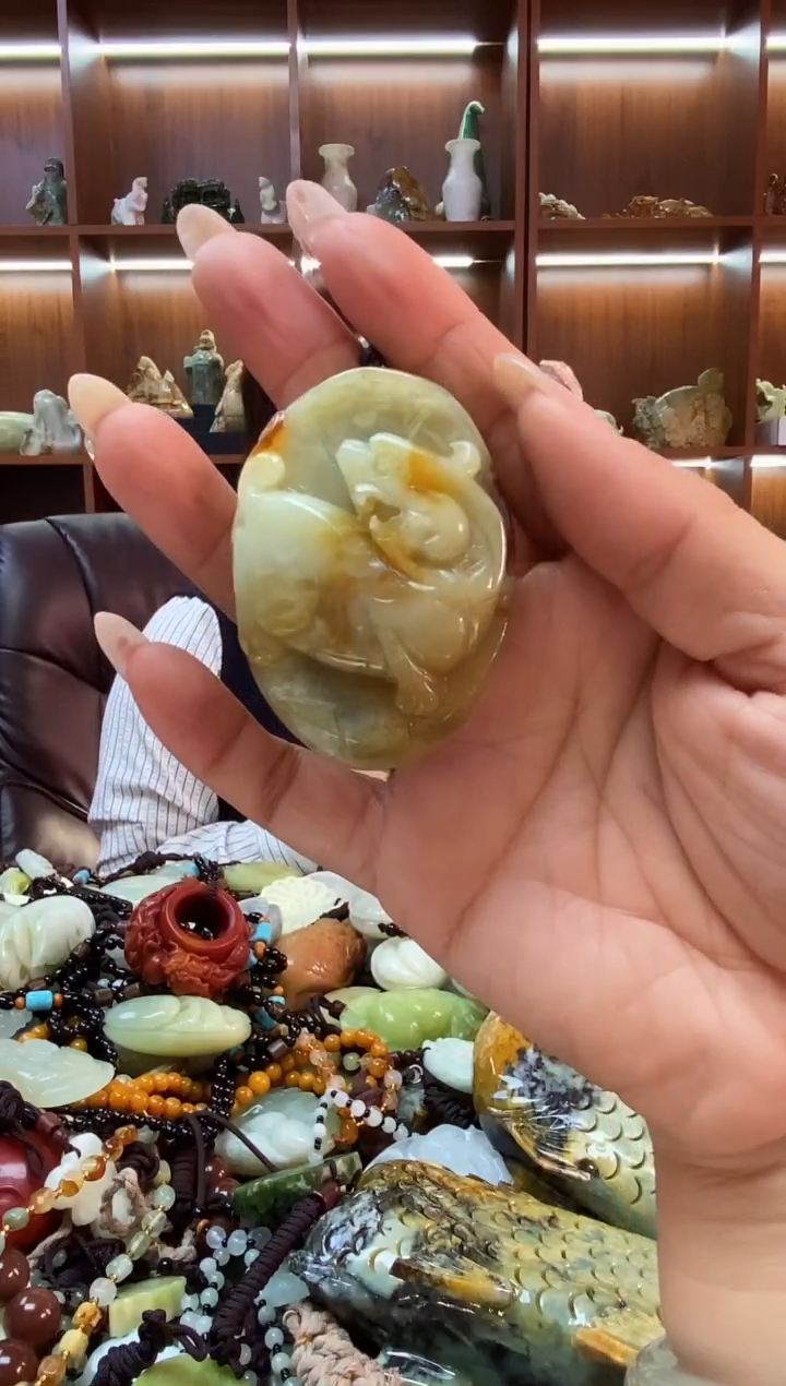 未镶嵌蛇纹石玉吊坠    