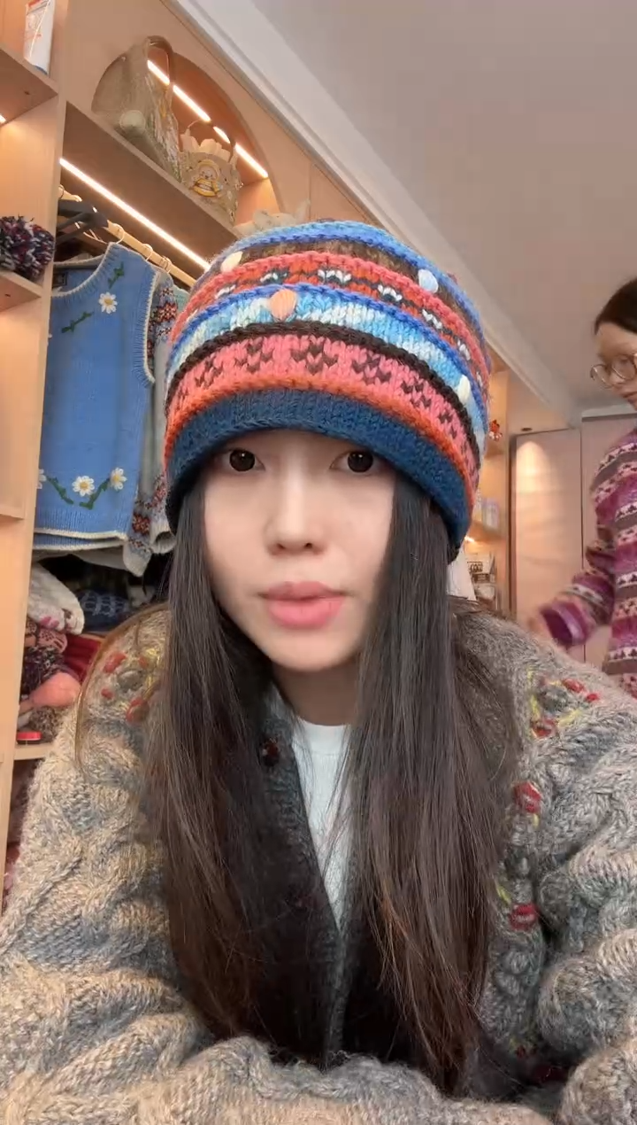 羊毛蓝色边羊毛帽