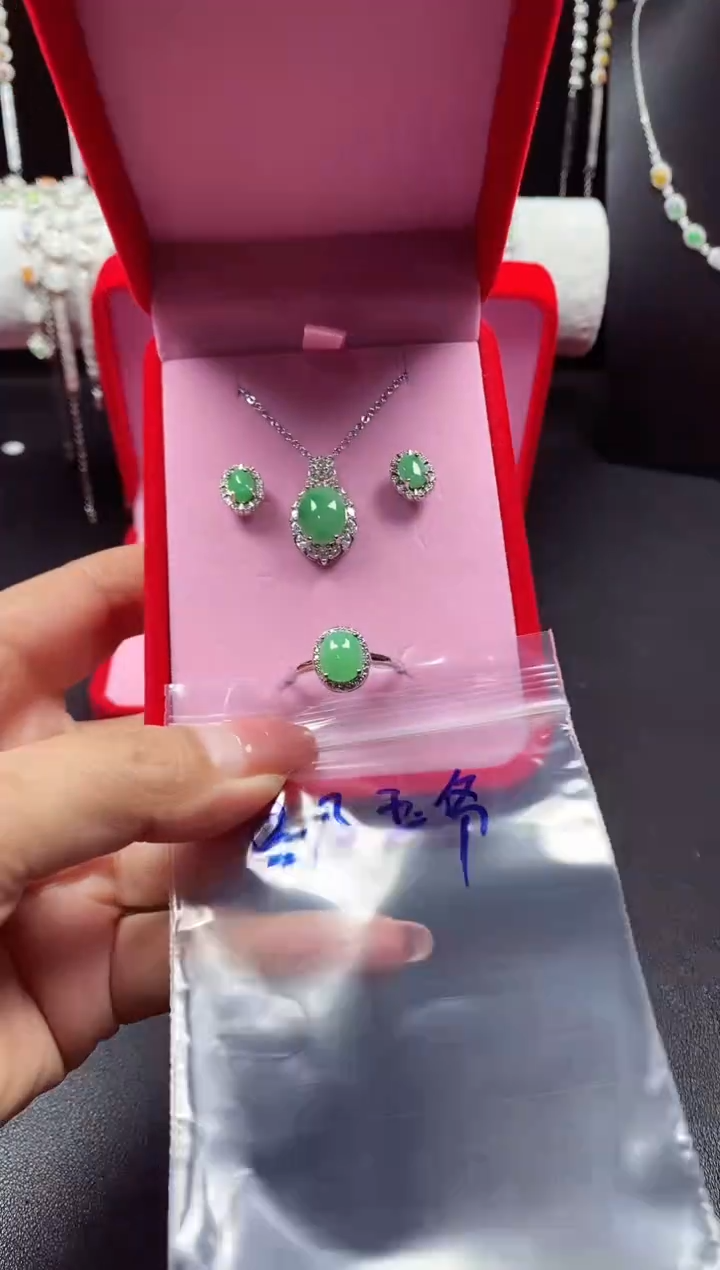 未镶嵌戒指翡翠吾**爷翡翠吊坠