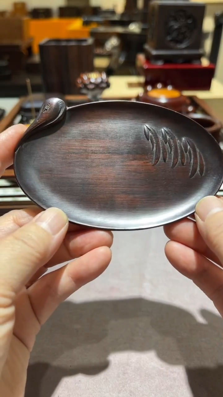 红酸枝木类精品木雕精工细作