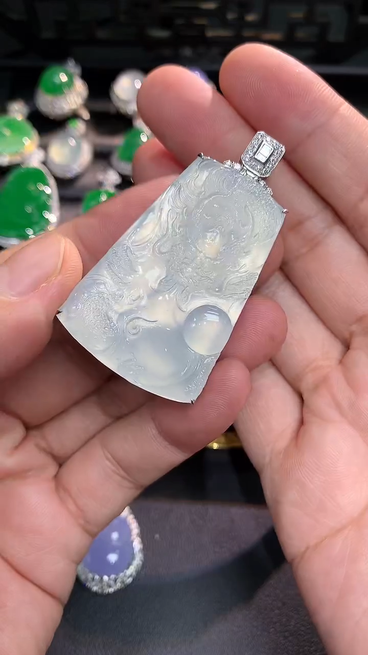 翡翠18K金镶嵌颈饰龙牌