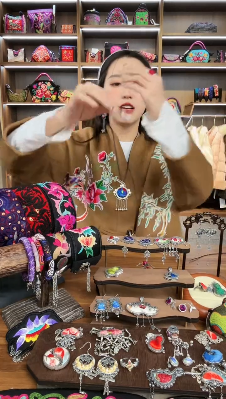 【闪购商品】织绣170蒙阿苏苗绣传承