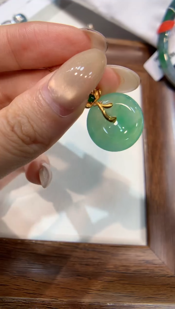 颈饰18K金镶嵌翡翠平安扣