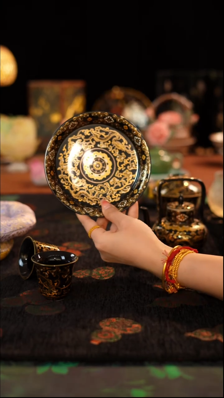 黑金色--圆壶承·····