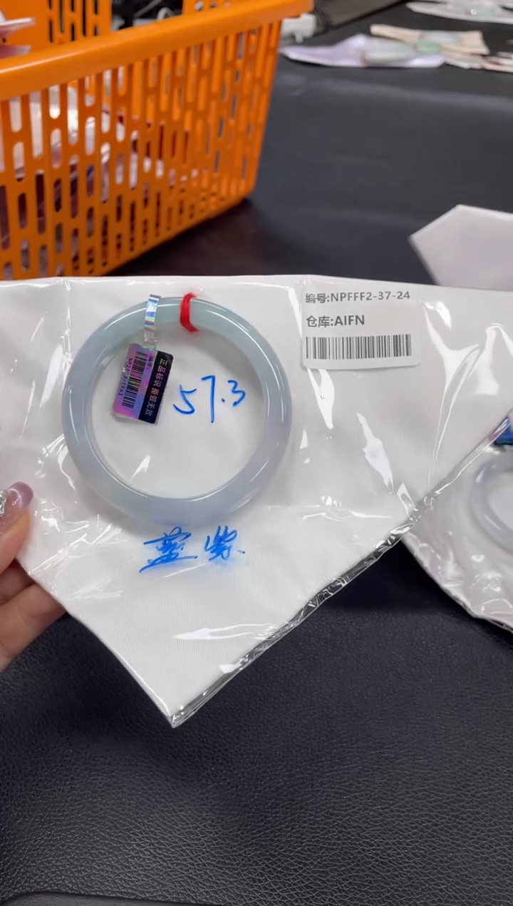 翡翠手镯未镶嵌翡翠手镯