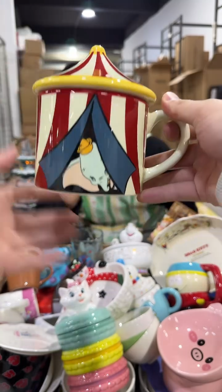 瓷片小飞象带盖杯 