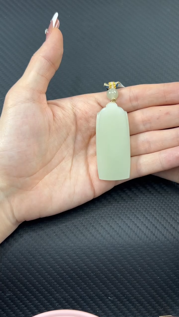 【闪购商品】和田玉吊坠(赠链)未镶嵌且末微色差迪克兰吊坠