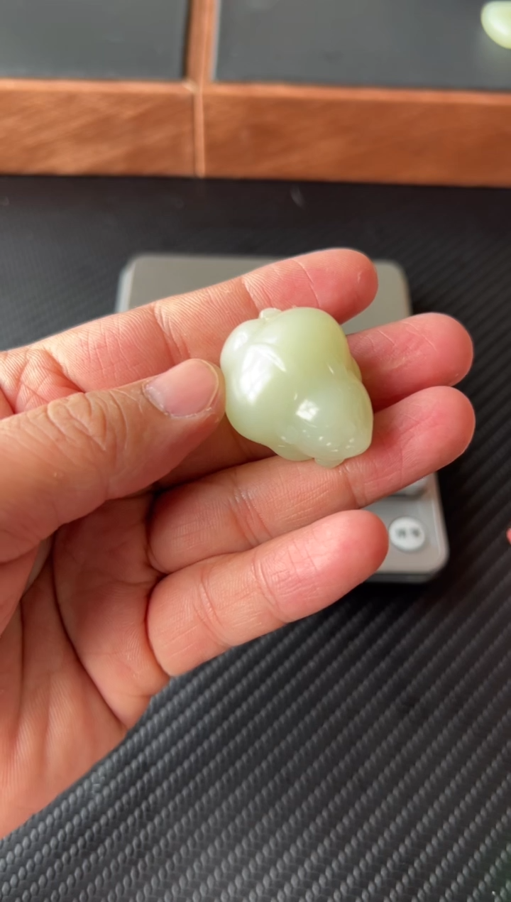 【闪购商品】和田玉吊坠(赠链)未镶嵌且末微色差迪克兰一细
