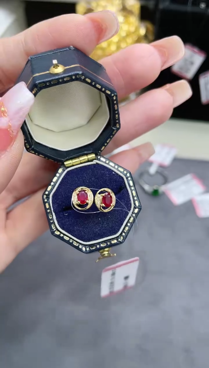 18K金镶嵌红宝石耳饰