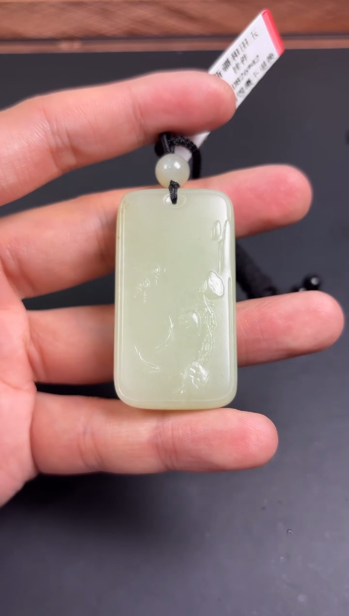 【闪购商品】和田玉吊坠(赠链)未镶嵌且末微色差迪克兰吊坠