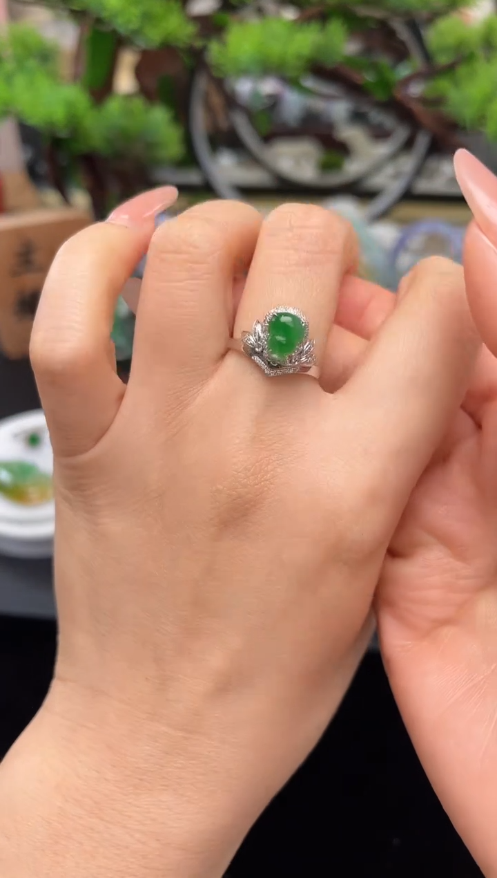 18K金镶嵌戒指翡翠戒指