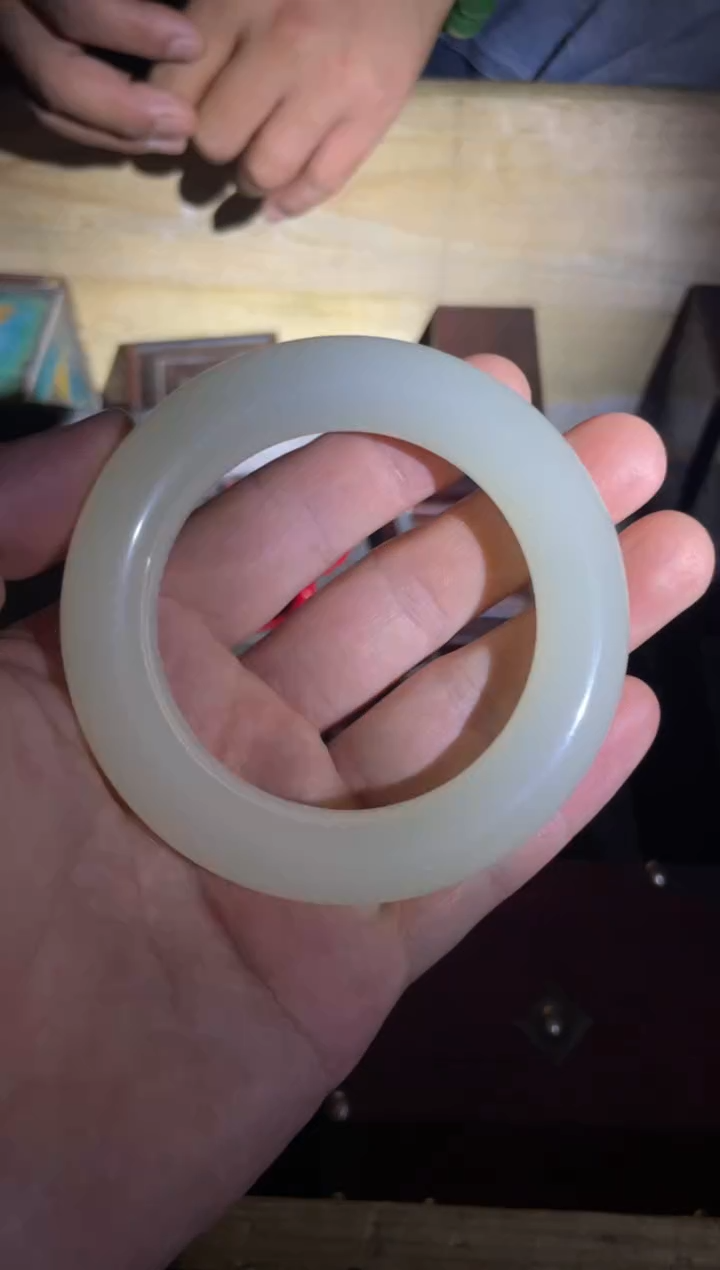 和田玉未镶嵌颈饰羊脂白手镯1件