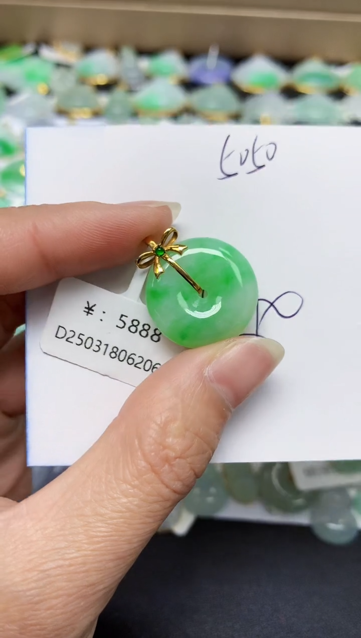 翡翠18K金镶嵌颈饰 天然翡翠A货