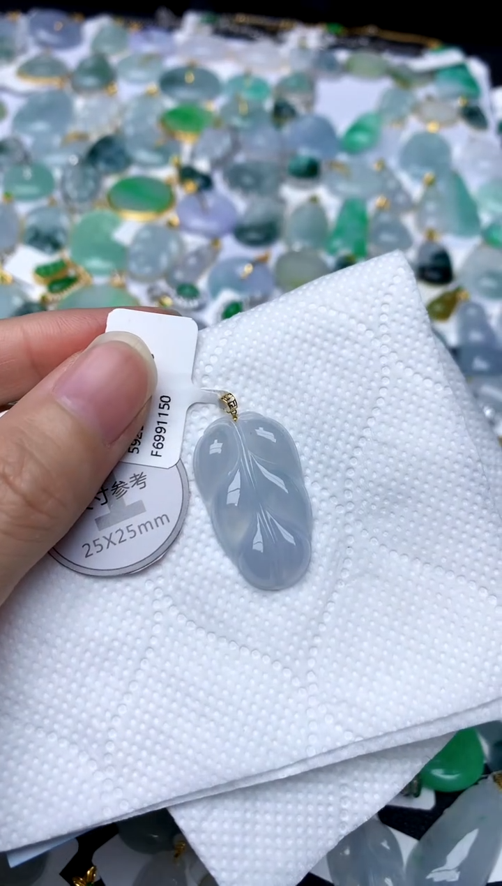 颈饰18K金镶嵌翡翠天然A货翡翠