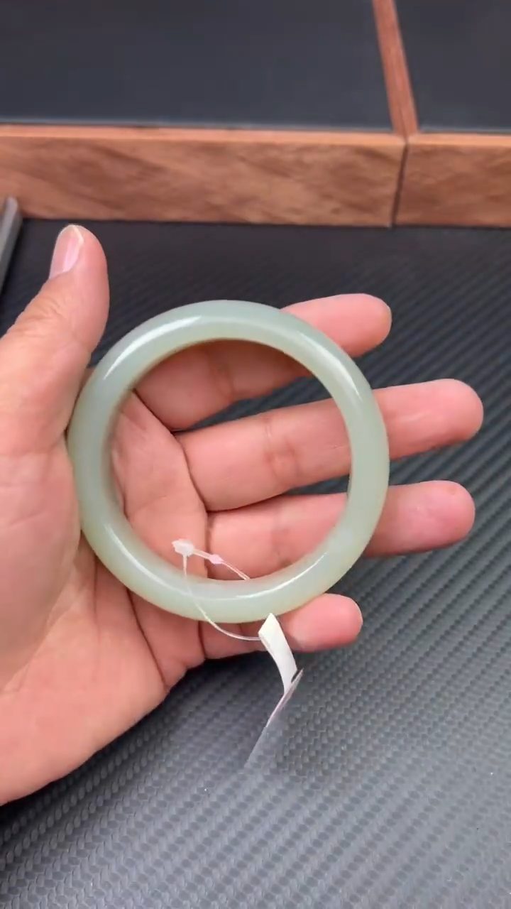 【闪购商品】和田玉手镯未镶嵌且末微色差近矿57+m