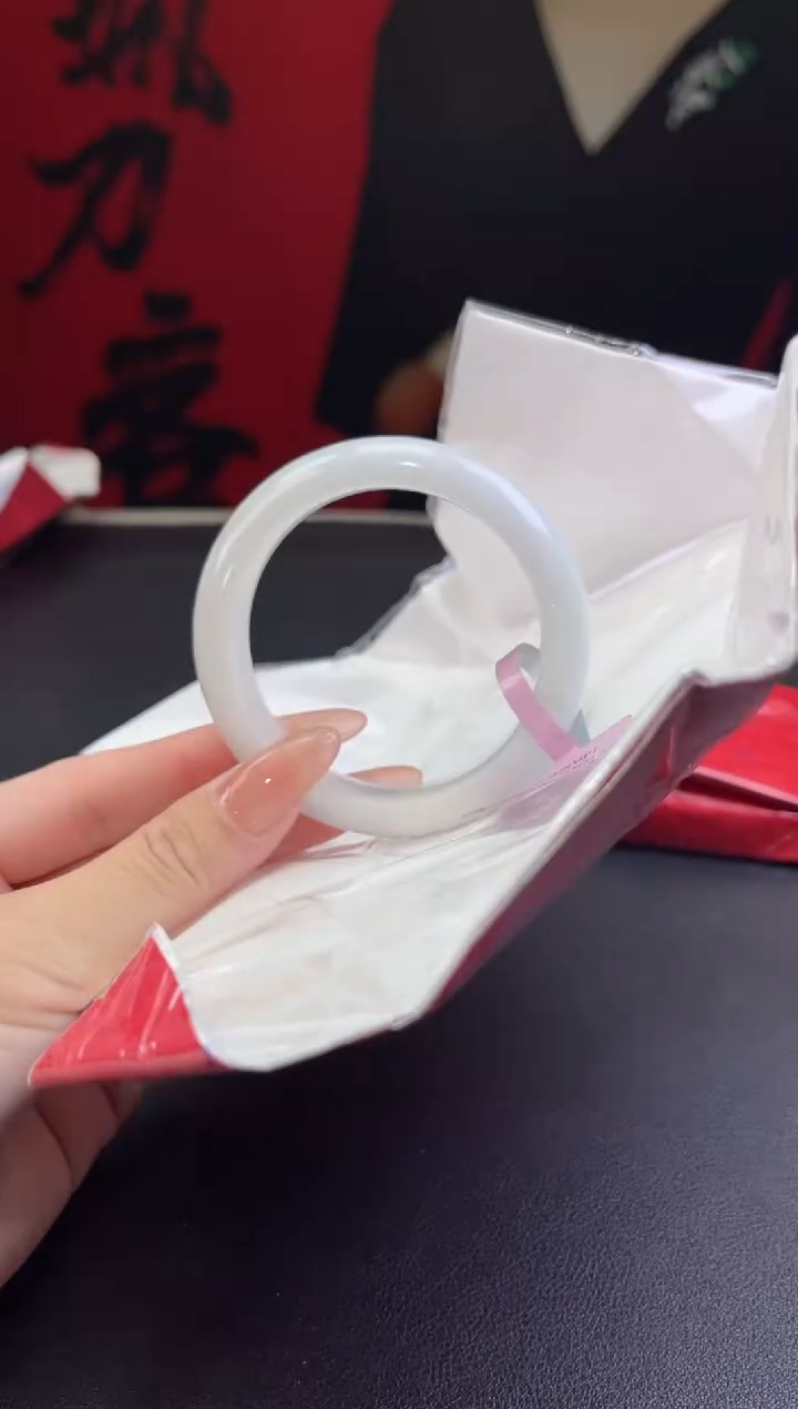 【闪购商品】翡翠手镯未镶嵌9翡翠手镯(微瑕）