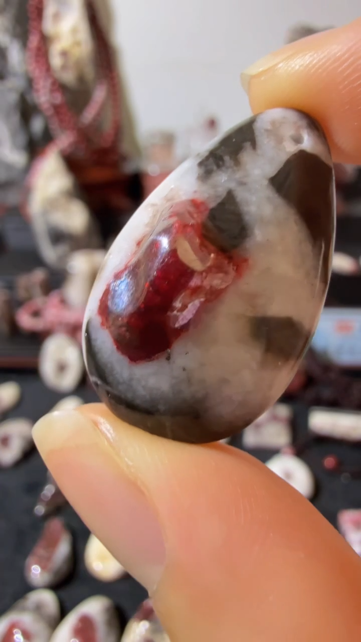 天然辰砂天然辰砂天然朱砂大晶砂随行吊坠