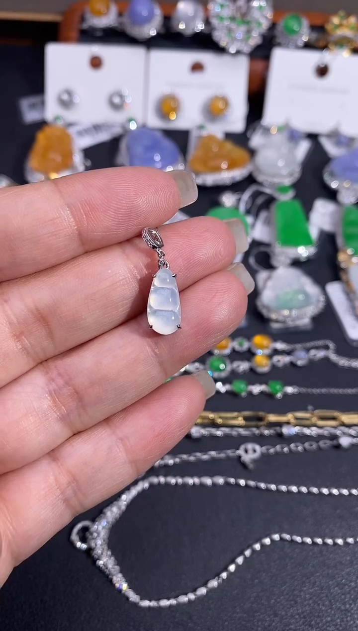 【闪购商品】翡翠颈饰18K金镶嵌吊坠