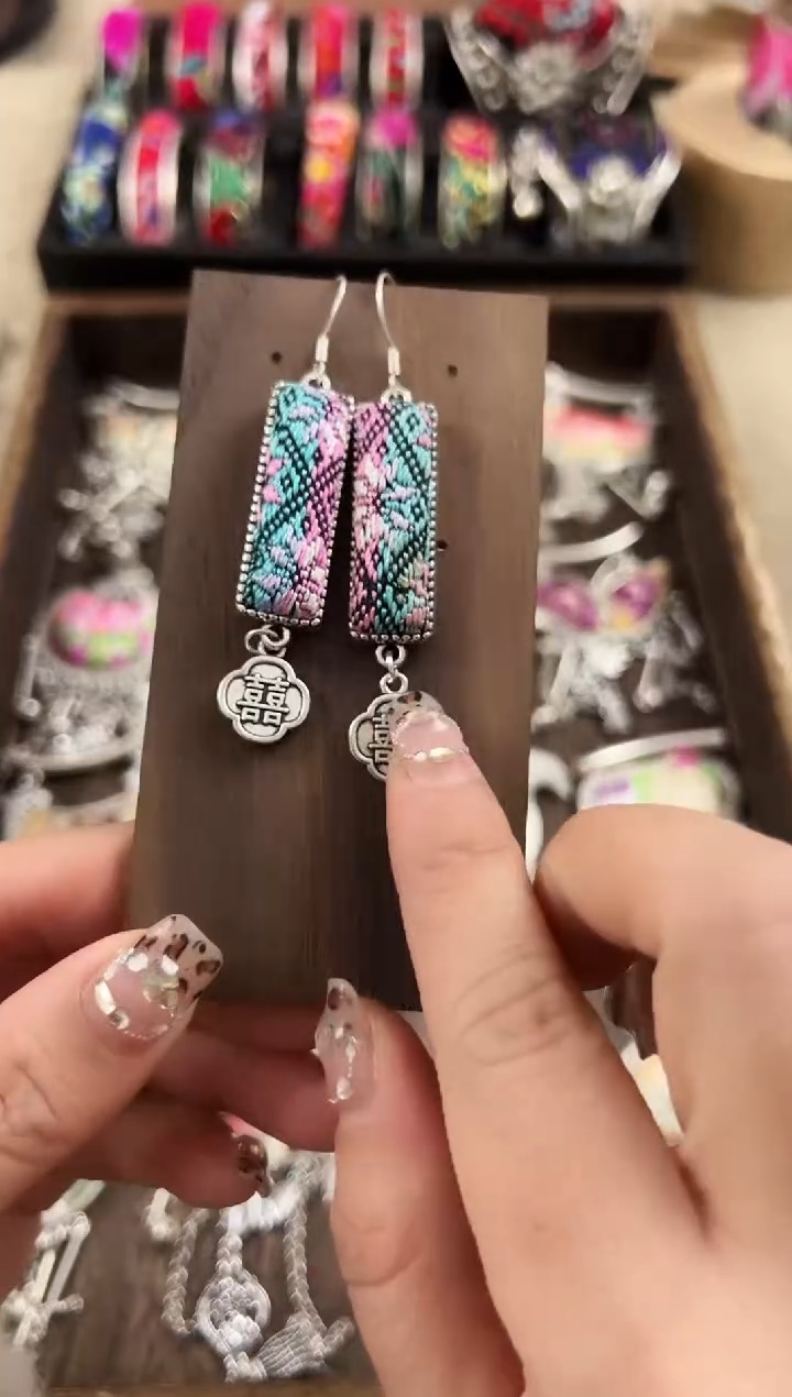 【闪购商品】织绣民族风老绣饰品066