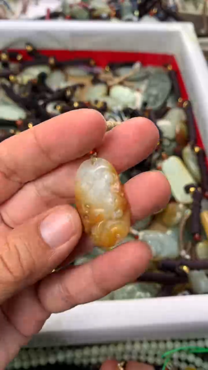 【闪购商品】和田玉颈饰未镶嵌多样性发货没有证书.拍一发一，有瑕