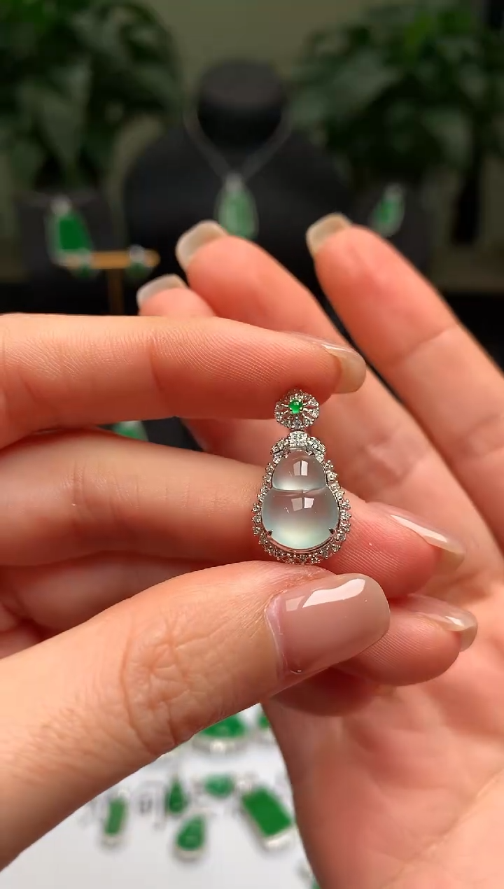 颈饰18K金镶嵌翡翠葫芦