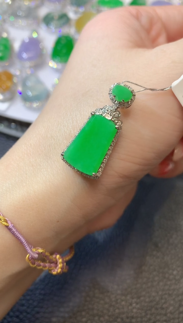 【闪购商品】翡翠吊坠(不含链)18K金镶嵌A95   