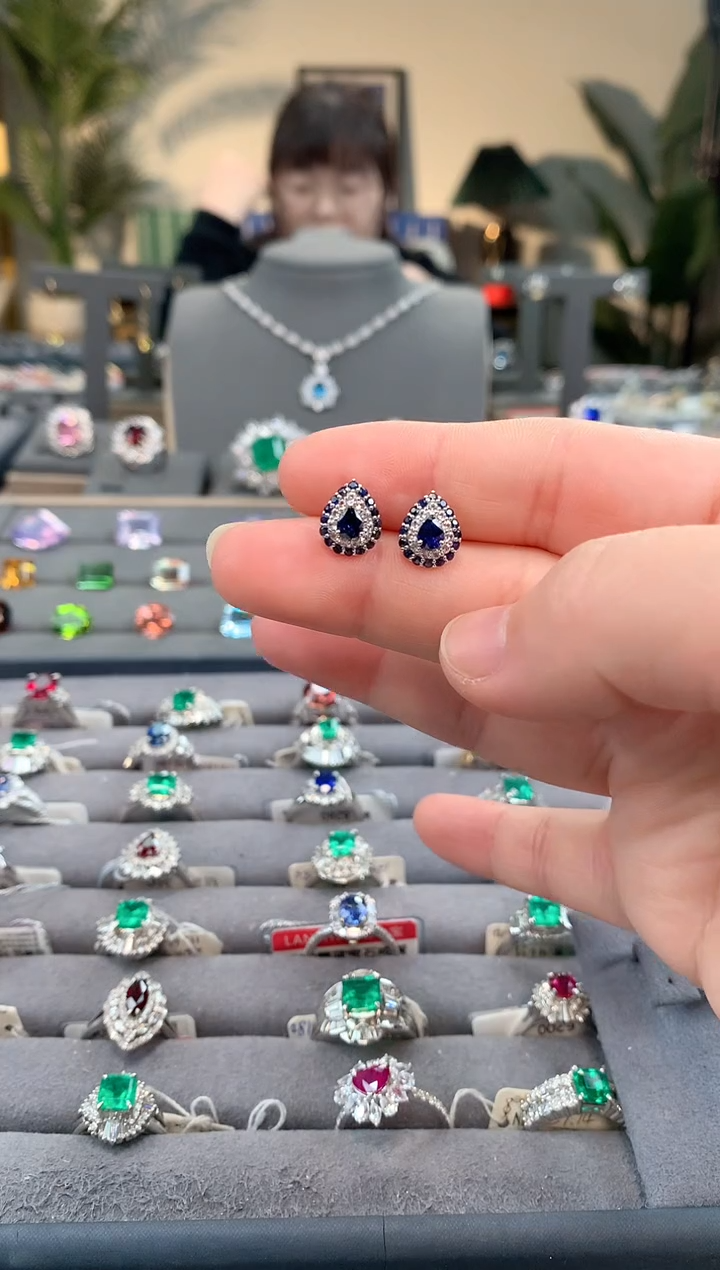 【闪购商品】蓝宝石耳钉18K金镶嵌蓝宝石