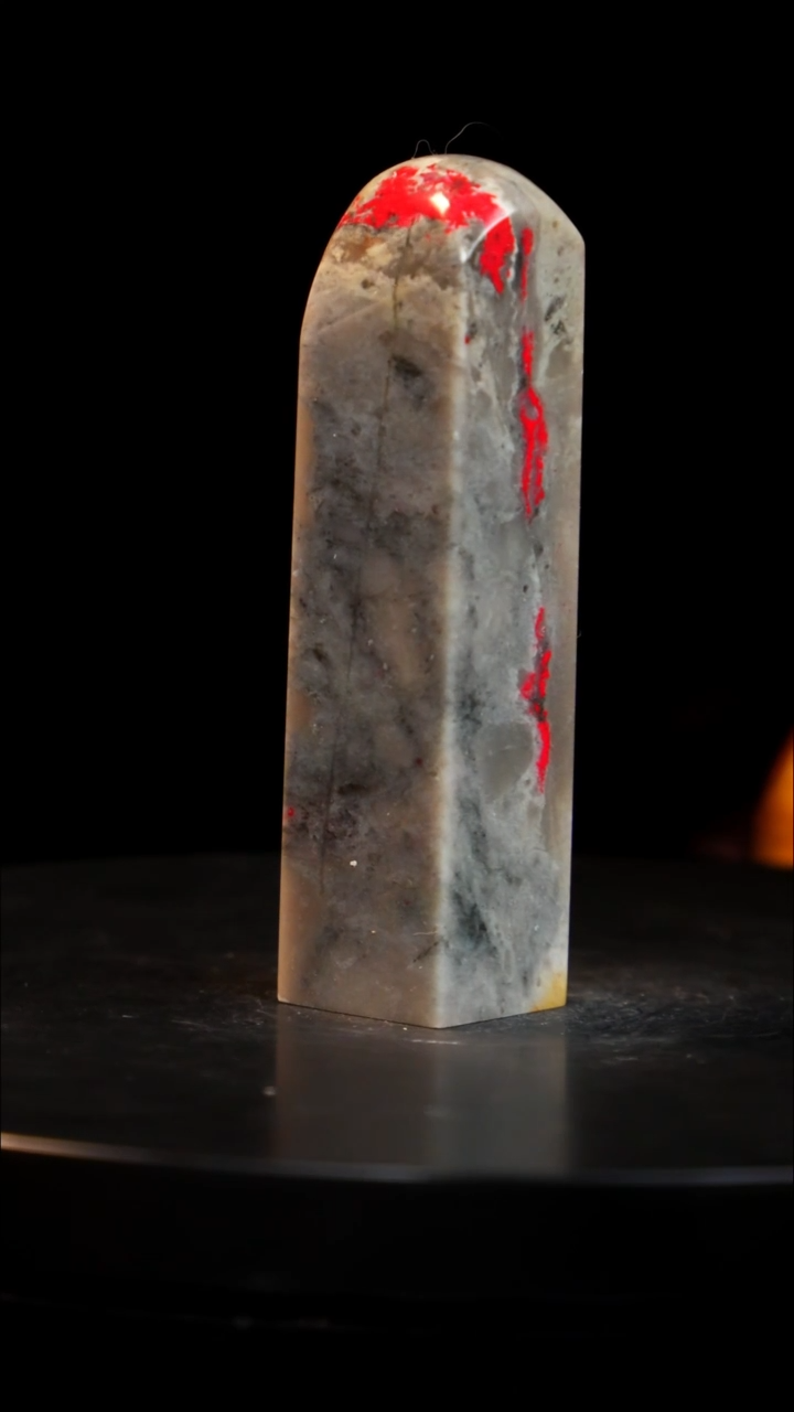 鸡血石牛角冻鸡血石