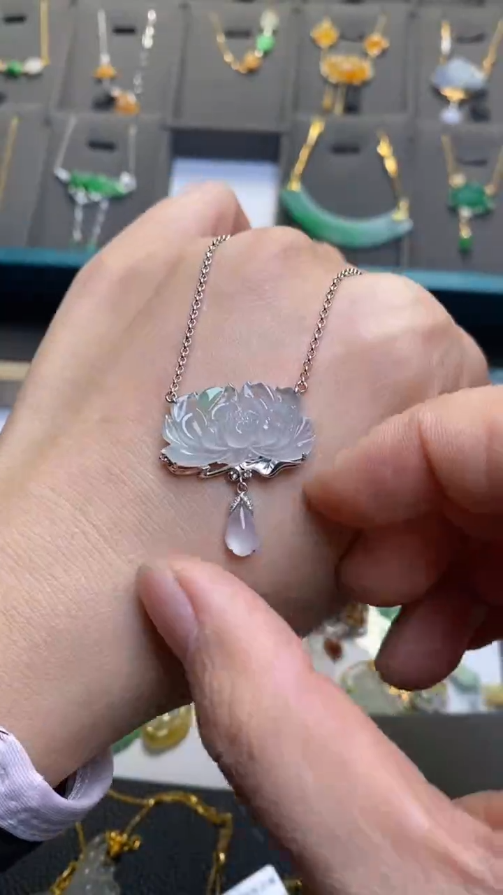 颈饰18K金镶嵌翡翠净货36802