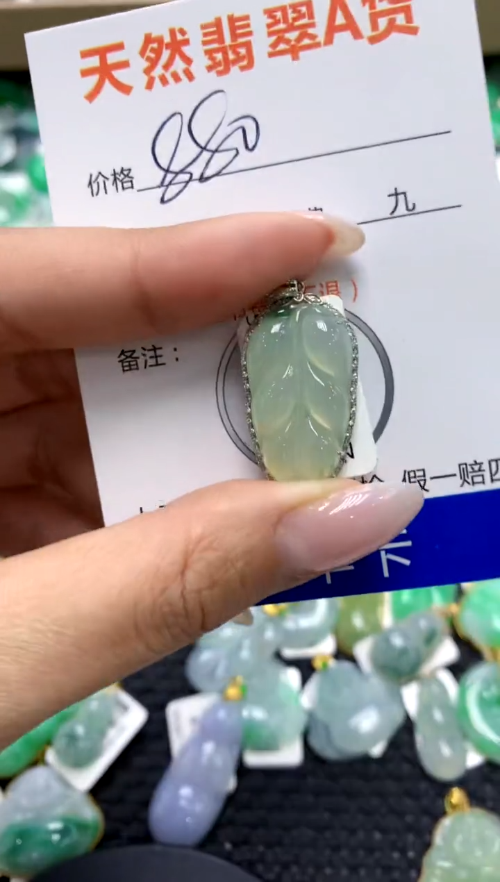 翡翠18K金镶嵌颈饰1111111111111111