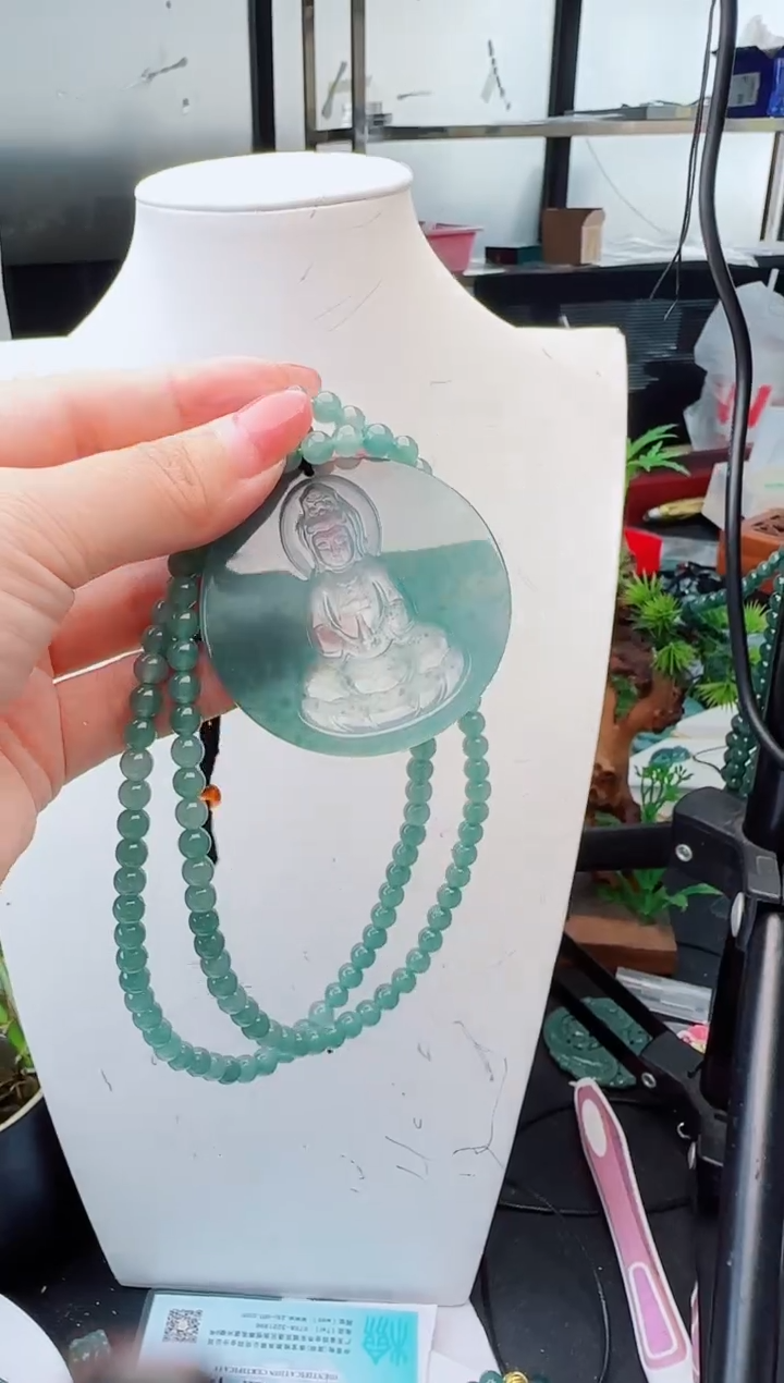 翡翠未镶嵌颈饰多样性发货其中一件