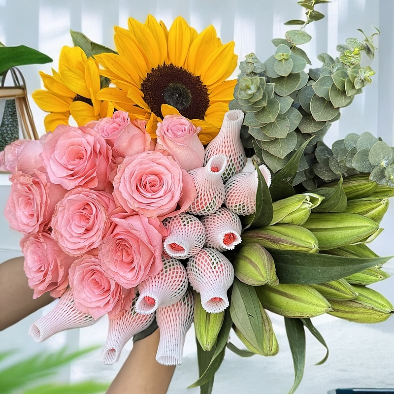 粉玫瑰10枝+香水百合5花苞+向日葵2枝+配草5枝
