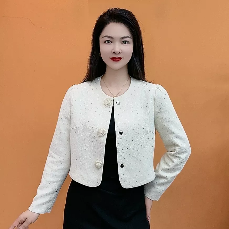 H25381秋季新款时尚气质款减龄短款奶白色烫钻带闪外套玫瑰花扣子