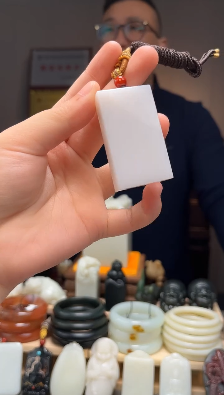 颈饰未镶嵌和田玉吊坠