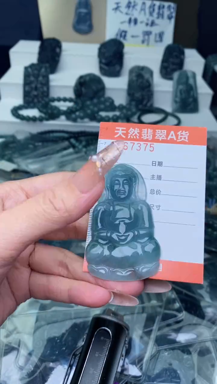 翡翠未镶嵌颈饰··········