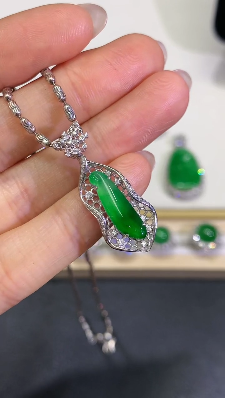 【闪购商品】翡翠颈饰18K金镶嵌团购30