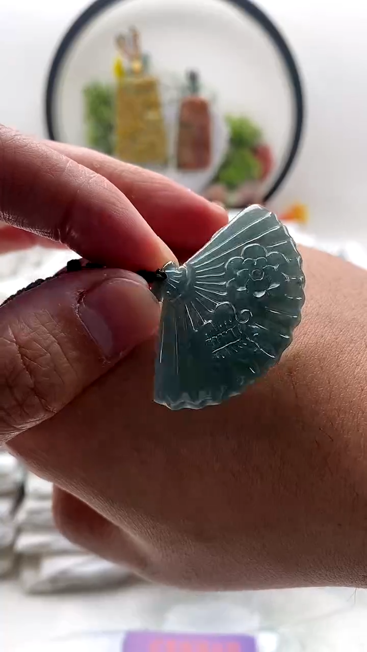 颈饰未镶嵌翡翠扇子