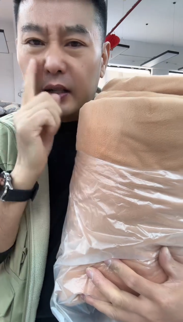聚酯纤维15 瑕疵 绒被套2米 颜色随机
