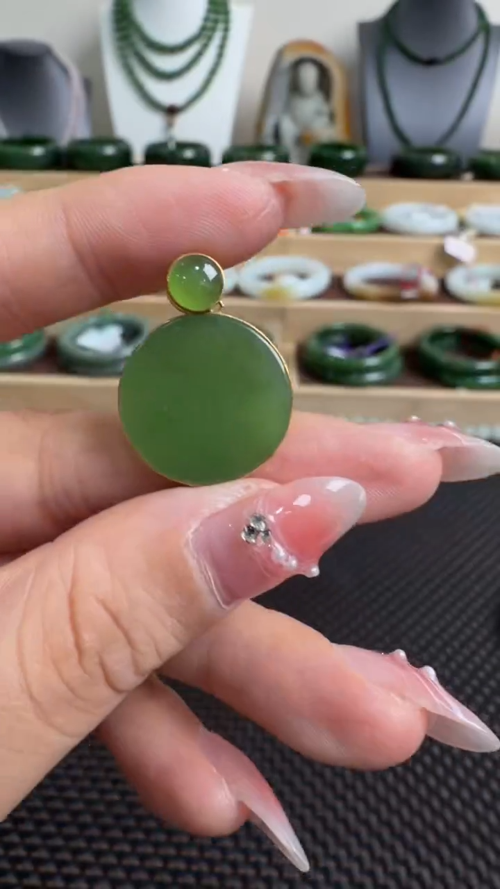 颈饰18K金镶嵌和田玉挂件