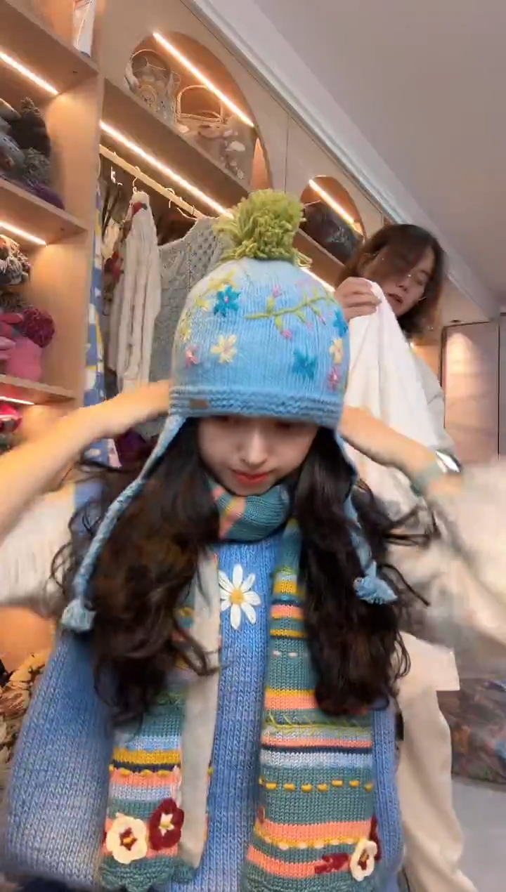 羊毛百羊毛蓝色刺绣护耳帽