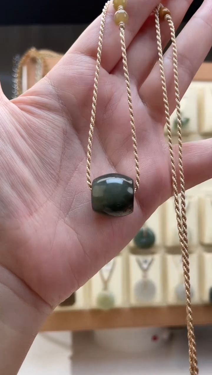 和田玉未镶嵌颈饰楼兰三彩路路通