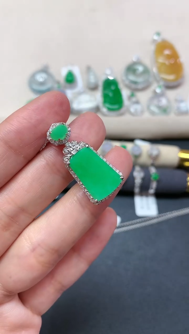 【闪购商品】翡翠吊坠(不含链)18K金镶嵌Q80|13800