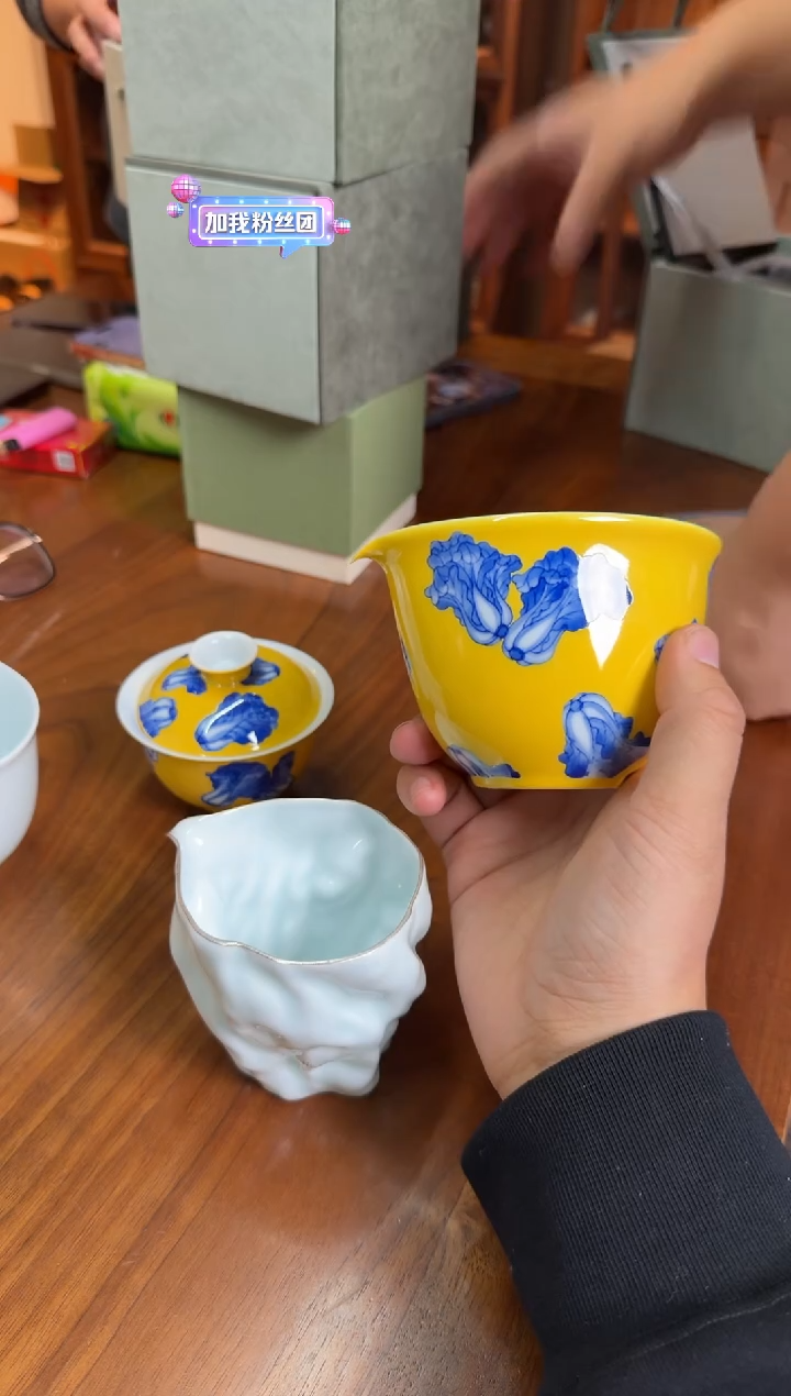 红****儿荣器青花黄地百财水滴公道杯