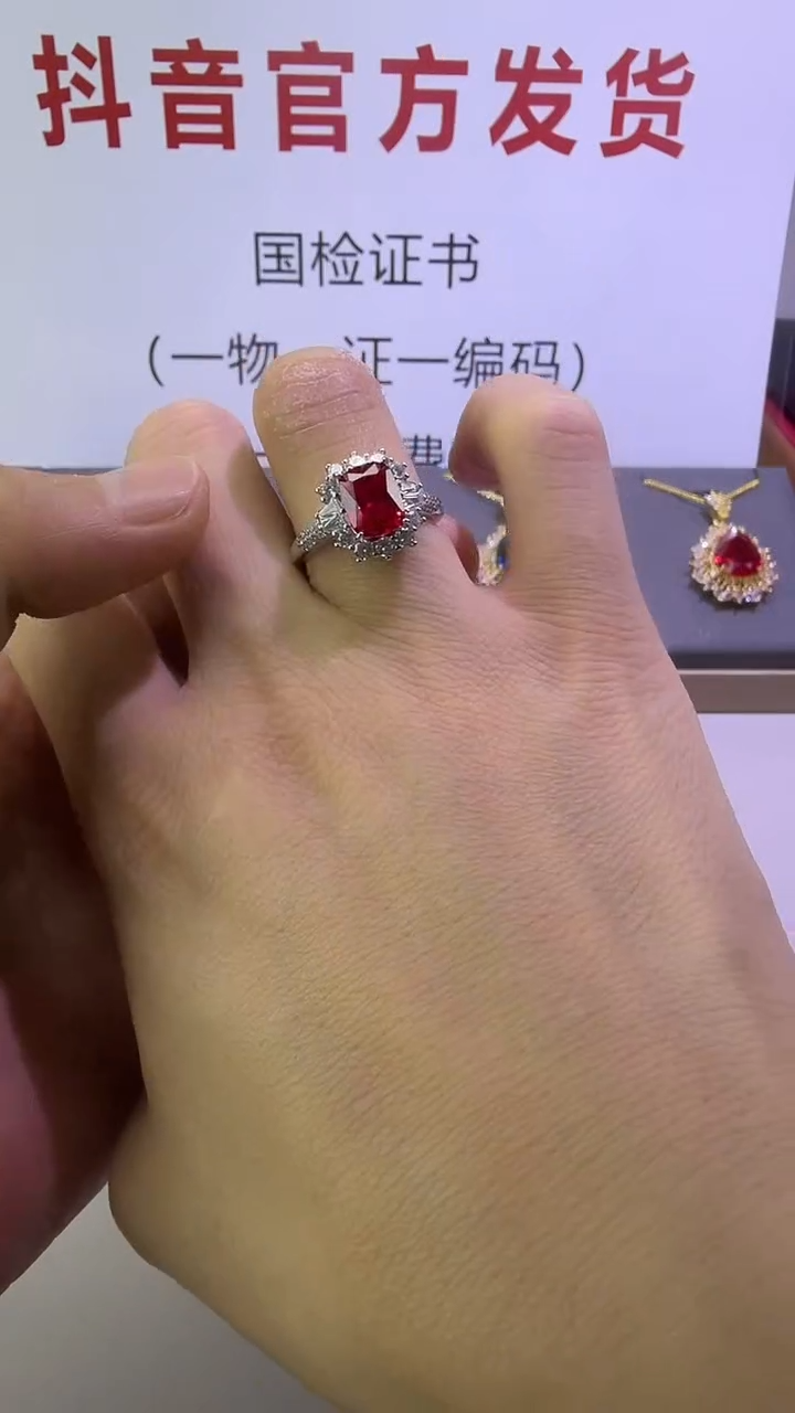18K金镶嵌戒指红宝石58