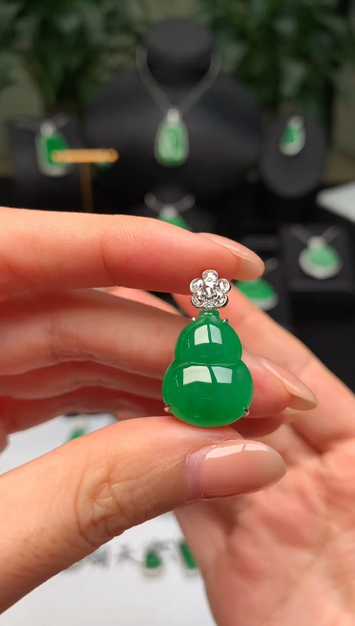 颈饰18K金镶嵌翡翠葫芦