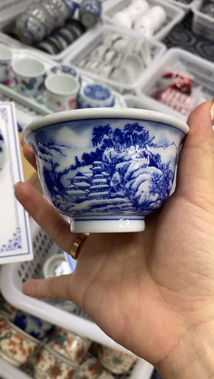 陶瓷青花山水堆白压手杯100毫升